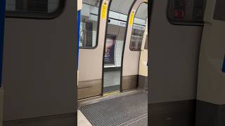 London Underground tube doors closing in Tottenham Court Road 🇬🇧#shorts