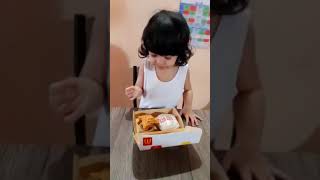 Funny Little Girl's Mukbang Walkout/ Mukbang Challenge des lustigen kleinen Mädchens