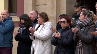 Concentración en Estella (Navarra) tras hallar sin vida a un padre y su hijo de 7 años en Urbas