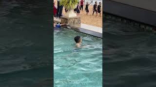 Nhảy hồ bơi rớt quần #funny #waterpark #family #cute #haihuoc