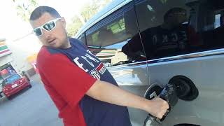 louis fueling the car at 7eleven orlando 2024