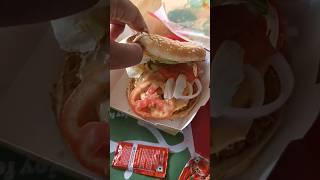 Itna bda burger 🍔 phli baar khaya 👍 #youtubeshorts #delhincrfood #trendingshorts #food #burgerking