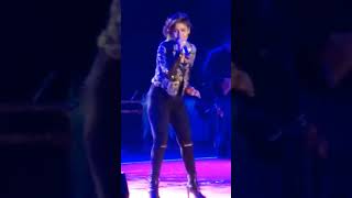 Live performance Very cute performance by Sunidhi Chauhan in UK