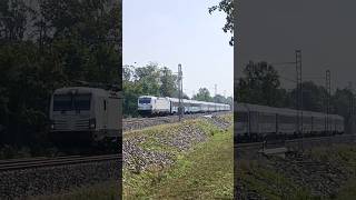 Vectron se svým EC Báthory projíždí přes železniční přejezd AŽD 71 v Lanžhotě #trains #short