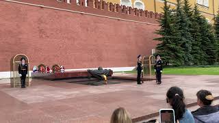 Смена почетного караула у вечного огня в Москве .Change the guards of eternal flame in red square