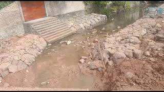 Dinding saluran sungai kecil dah jadi