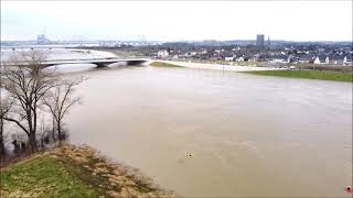 Spiegelwaal: skyline Nijmegen, gezien boven de inlaat