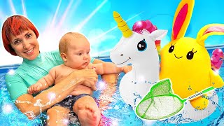 ¡La piscina para el UNICORNIO! Juegos acuáticos con el bebé de Mamá de Lucky y juguetes de peluche