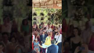 Un padre bailando con su hija el día de su boda