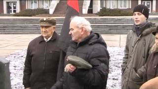 Біля пам'ятника С.Бандері м.Луцьк 01.01.12