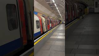 London Underground tube train approaching in Lancaster Gate 🇬🇧#shorts