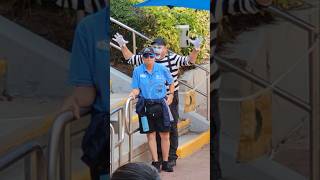 Мим Том пытался напугать сотрудника SeaWorld Orlando 😂🤣 #tomthemime #seaworldmime