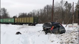 Часть машины осталось на тепловозе: поезд протаранил Хонду в Брянской области