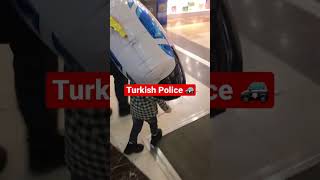 Uçan balonu elinden kaçacak diye koluna bağlattı 😂 #tiktok #fypシ #türkpolisi #turkishpolice