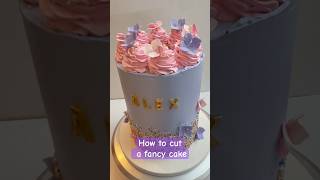 How to cut a fancy cake girl’s birthday cake #shorts #cake #girlcake #birthdaycake #baking #pink