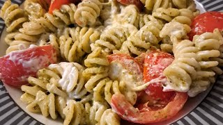 Pasta con pesto pomodorini e burrata