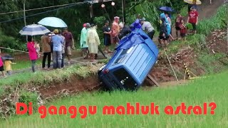 Mobil Isuzu Panther Terperosok ke Sawah di Cihideung Sukasari