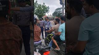 কোন ট্রাফিক ট্রেনিং ছাড়াই ছাত্র ভাইরা সুন্দরভাবে দায়িত্ব পালন করছে। #quotamovement #কোটা_আন্দোলন