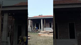 lompat di atas atap rumah yang sedang di bangun