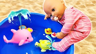 Juegos de agua con la bebé Annabelle y otros juguetes. Vídeos para bebés.