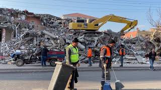 BAŞKAN AŞKIN TÖREN TÜM EKİPLERİYLE İLK GÜNDEN BU YANA DEPREM BÖLGESİNDE