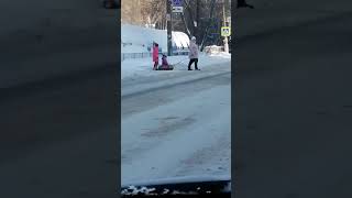 Переходят дорогу в неположенном месте