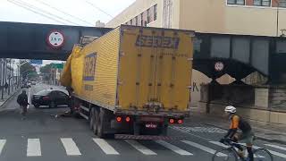 Caminhão dos Correios bate em Ponte preta em Curitiba.