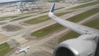 United Airlines Boeing 737-900 Take off from Houston George Bush Intercontinental Airport