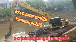 excavator amfibi komatsu pc200 berjalan di sungai mengalir