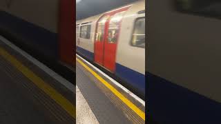 My train is coming 🚊 #underground #train picadillylines #trainspotting  #londontransport 🇬🇧