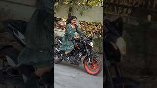 Indian girl ktm bike riding || First time girl bike rider video || girl ko bike chalana sikaye