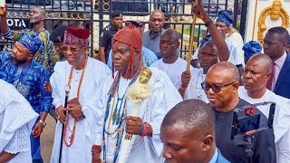 OONI WITH PETER OBI, SEN GBENGA DANIEL & AKARIGBO AS HE HEADS TO THE NEW HOUSE OF ODUDUWA HALL