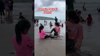 Bermain Pasir di Pantai Pangandaran