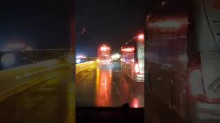 Viajando por la autopista de noche con lluvia