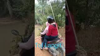 TOL LANGIT FLYING FOX PAKAI MOTOR SEBERANGI SUNGAI TANPA JEMBATAN