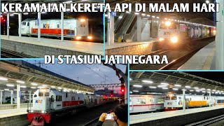 KUMPULAN KERETA API MALAM DI STASIUN JATINEGARA