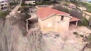 Agrigento, la casa sospesa sulla scogliera ripresa dal drone