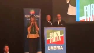 Regionali, Berlusconi in Umbria scherza sul cambiamento: "Scopa nuova, scopa bene"