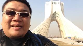 Saya di Dataran Azadi di Tehran, Iran.