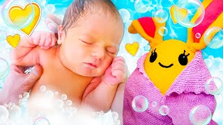 ¡Vamos a bañar al bebé de Mamá de Lucky! Juegos de bebé. Video de juguetes de peluche