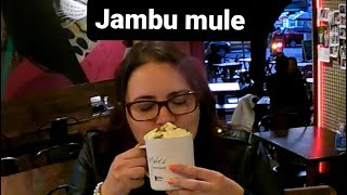 como fazer drinks com cachaça de jambu - um pedido especial de jabu mule com espuma de maracujá.