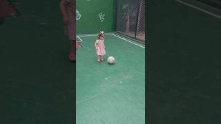 Mariana jogando futebol