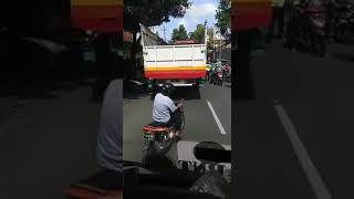 Aksi kurang terpuji aparat menegur sopir yang demo dengan melempar helm