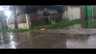 nyari ikan betok sambil main di banjir2an