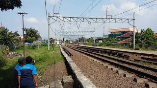 KA Menoreh ngebul di ujung sana