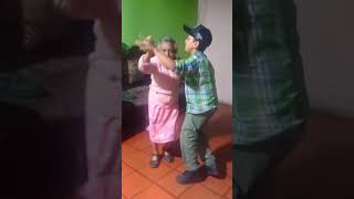 Abuela y bisnieto bailando Carranga