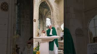 Novus Ordo Cringe: priest thinks he’s a DJ and makes a mockery of the Mass