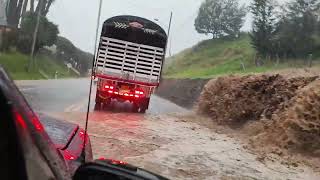 🚨Vía la Calera–Patios 12 nov🚨 inundaciones 🚨Emergencia 🚨derrumbes🚨 corrientes de agua descomunales🚨