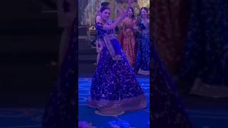 Hira Dance Performance on iqreeb's Mehndi🤩😍❤️#hirafaisal#sistrology#iqreeb#wedding#dance#viral