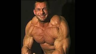 Muscle god Stuart Core flexing till he’s out of breath